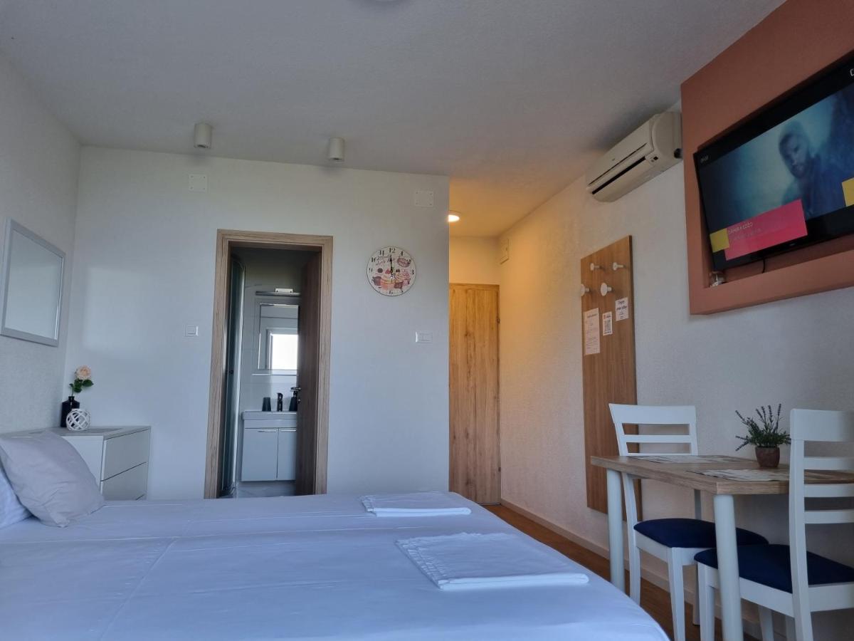 Guesthouse Dominovic Brela Bagian luar foto