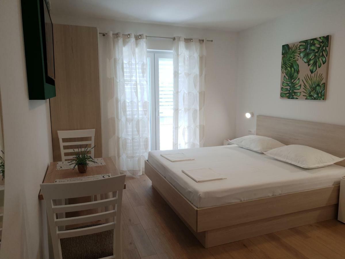 Guesthouse Dominovic Brela Bagian luar foto