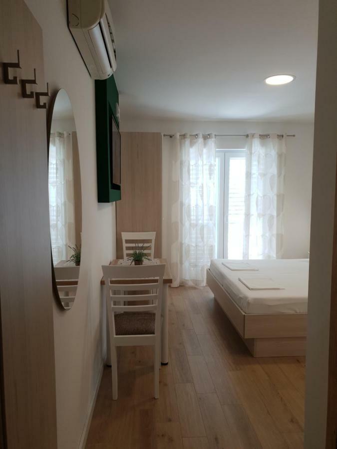 Guesthouse Dominovic Brela Bagian luar foto
